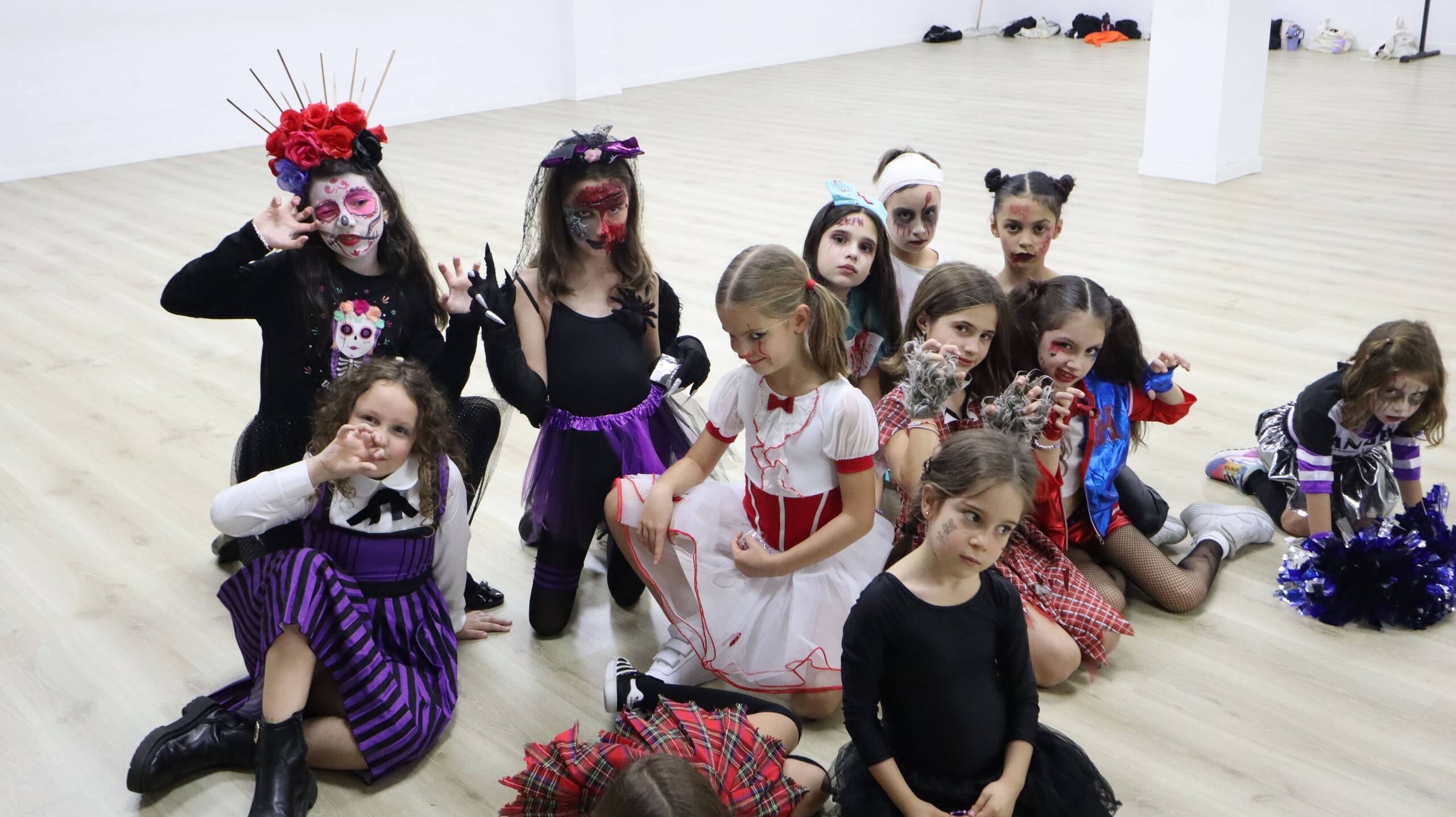 Alumnado de The Vibe Studio con disfraces en el aula durante una fiesta temática