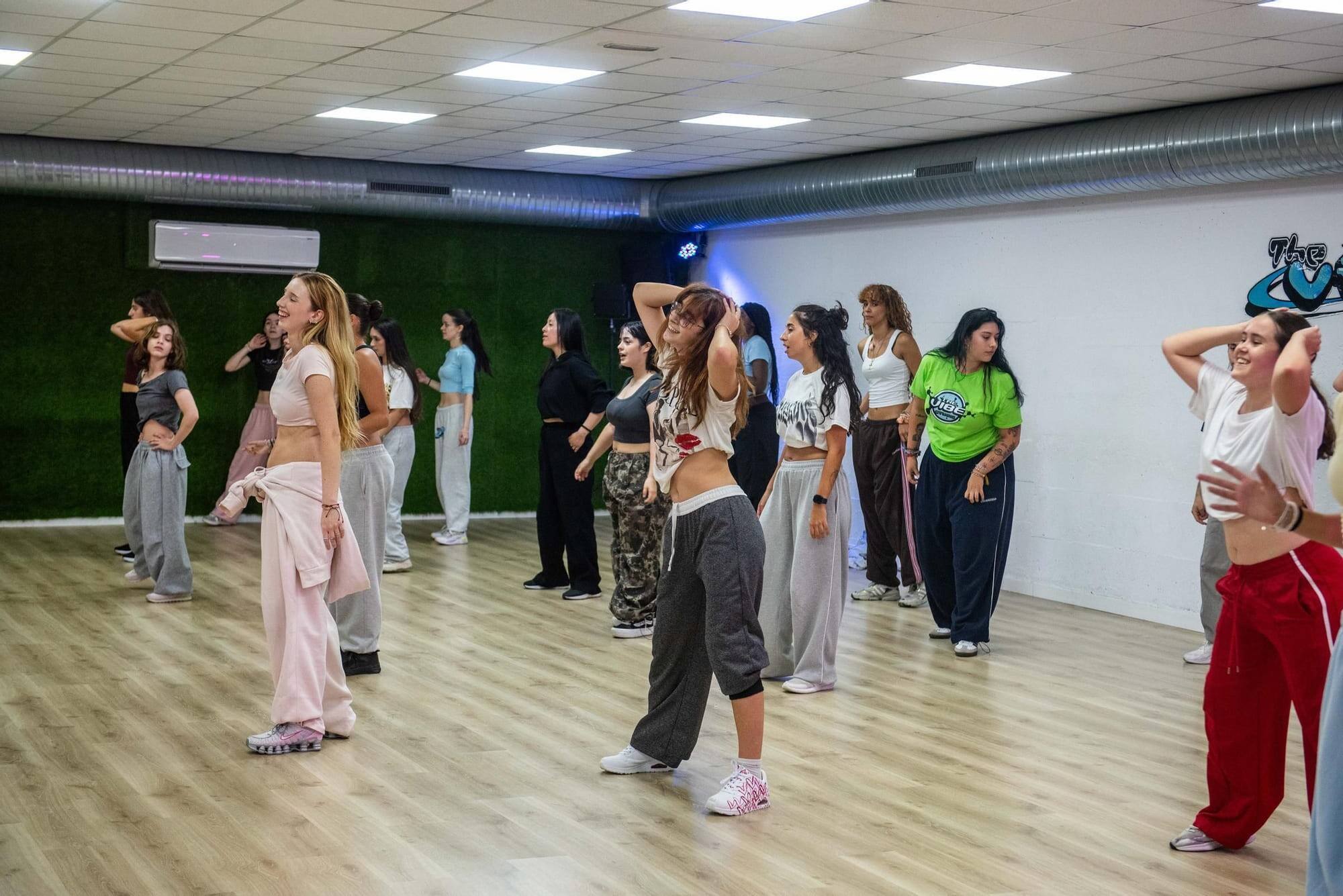 Grupo de alumnas ensayando una coreografía urbana en el aula