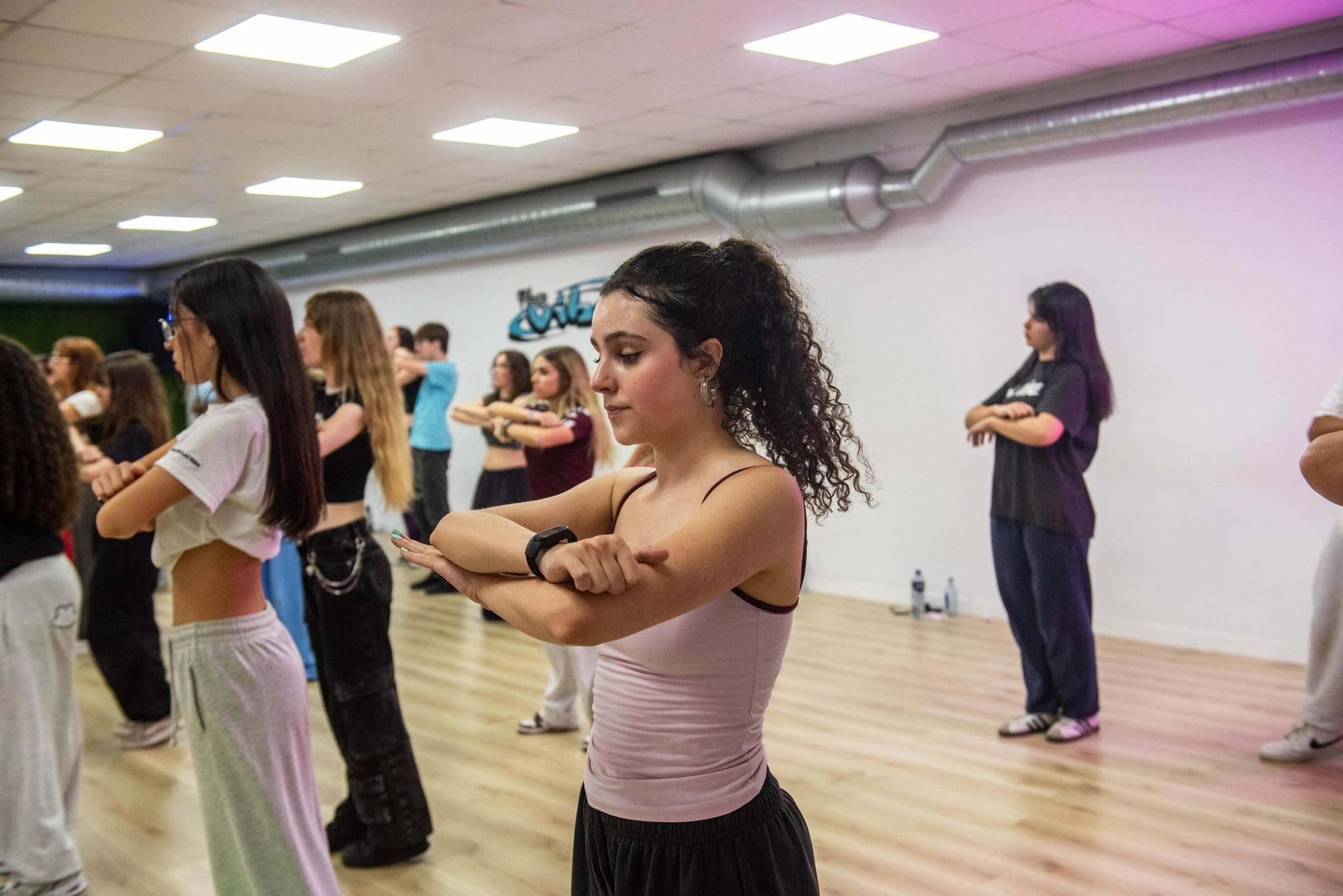 Profesora de The Vibe dando clase