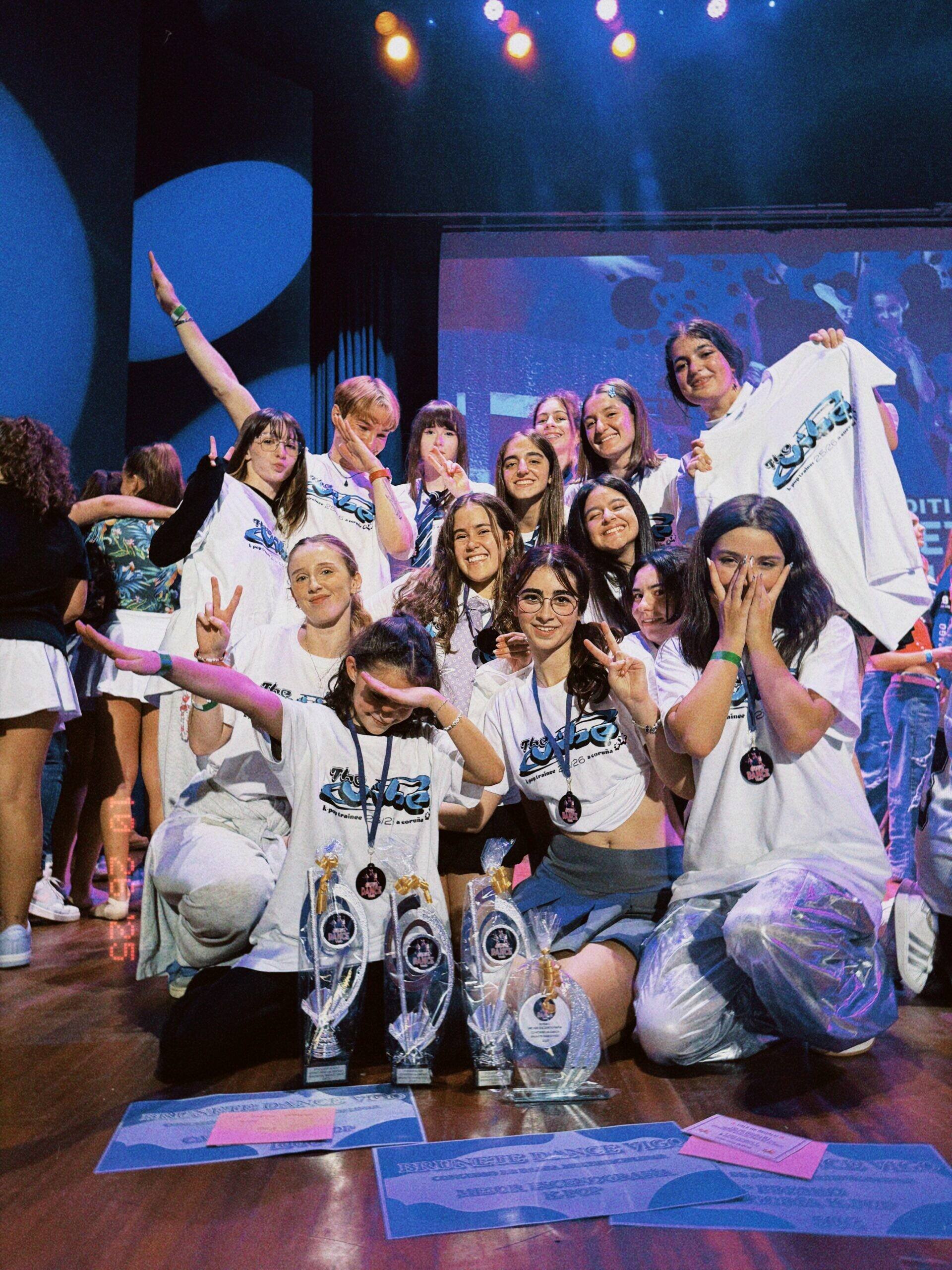 El equipo de K-pop con sus trofeos