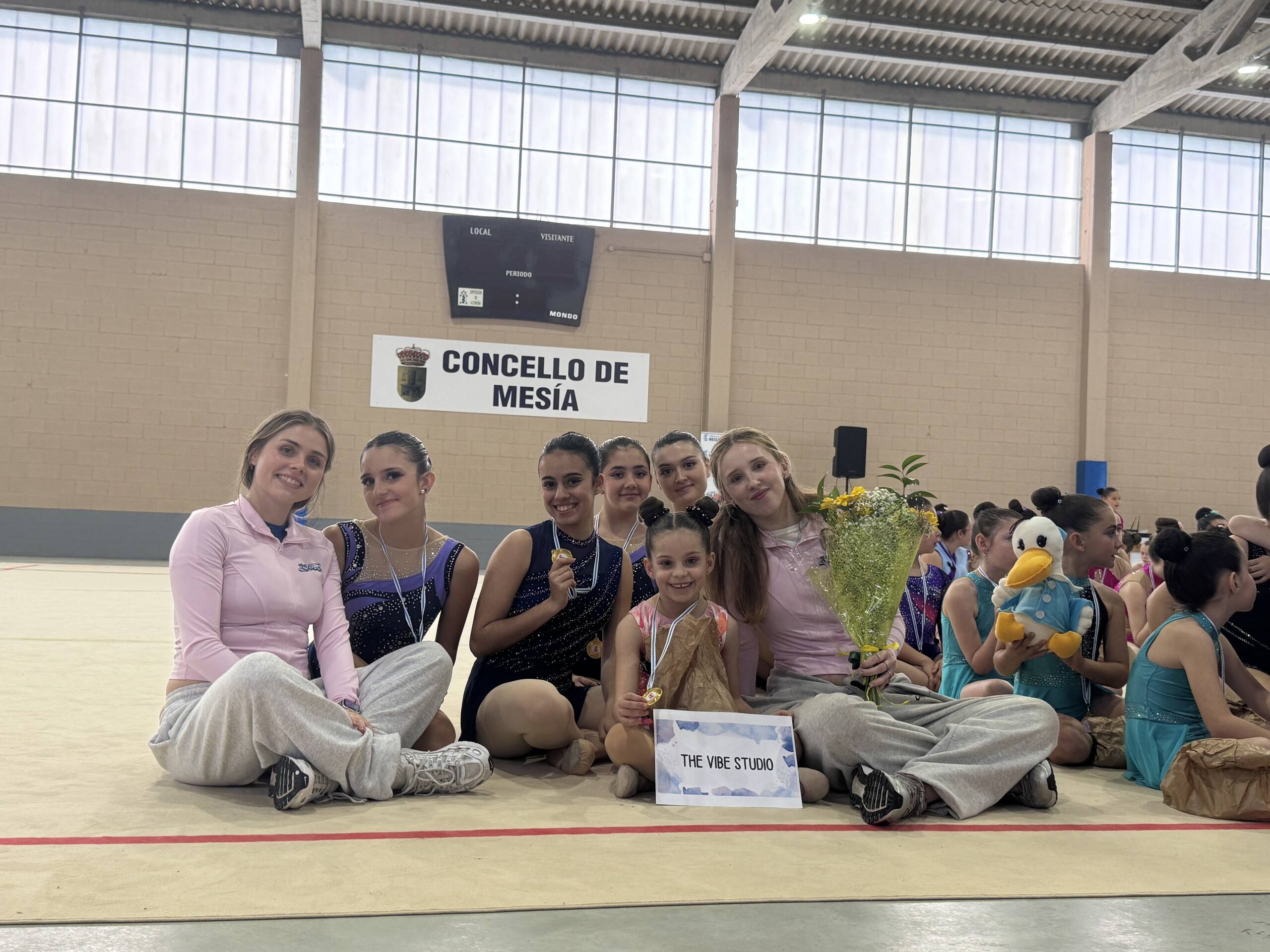 Equipo de rítmica en la exhibición de Mesía