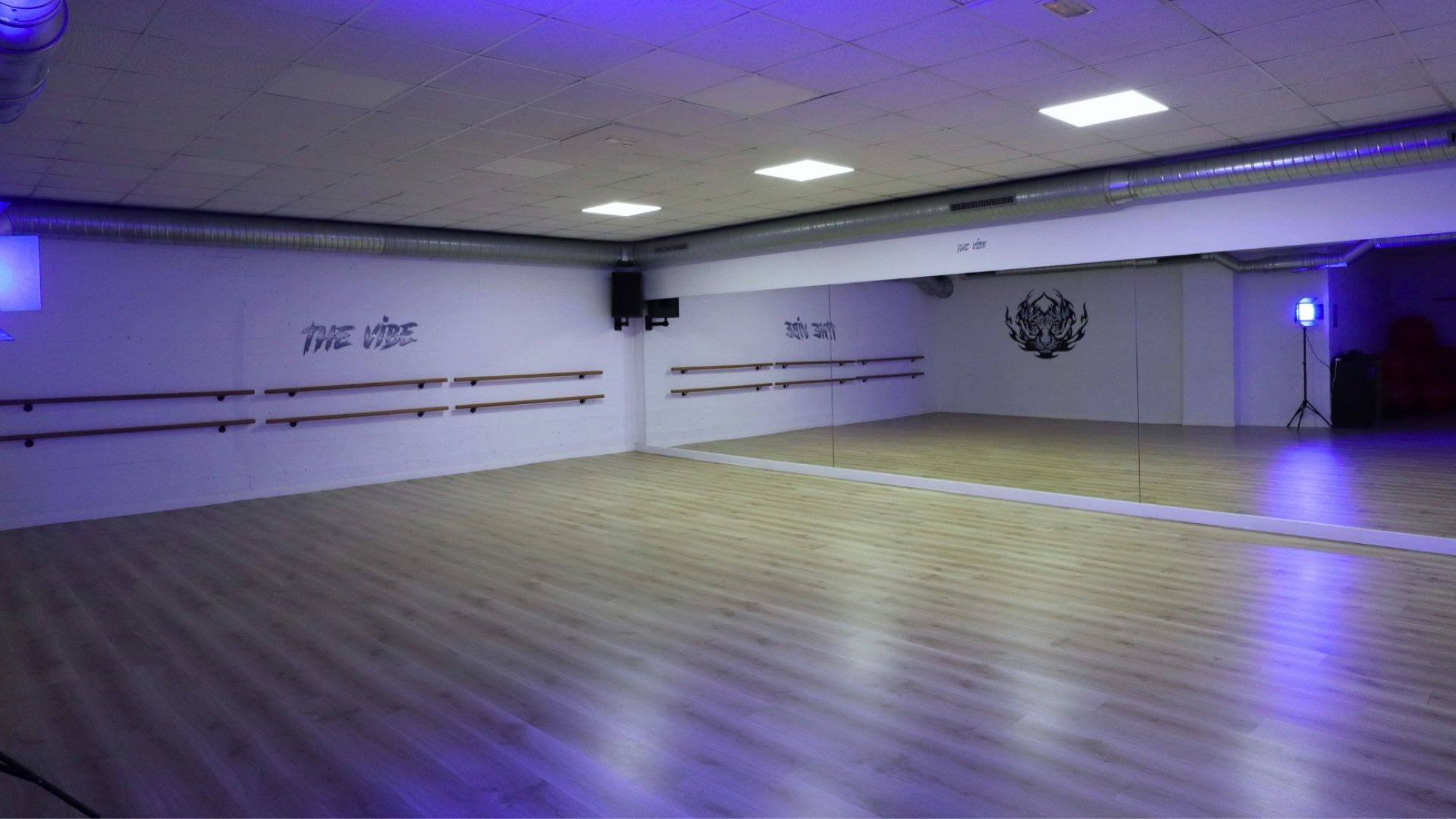 Aula de The Vibe Studio con espejos