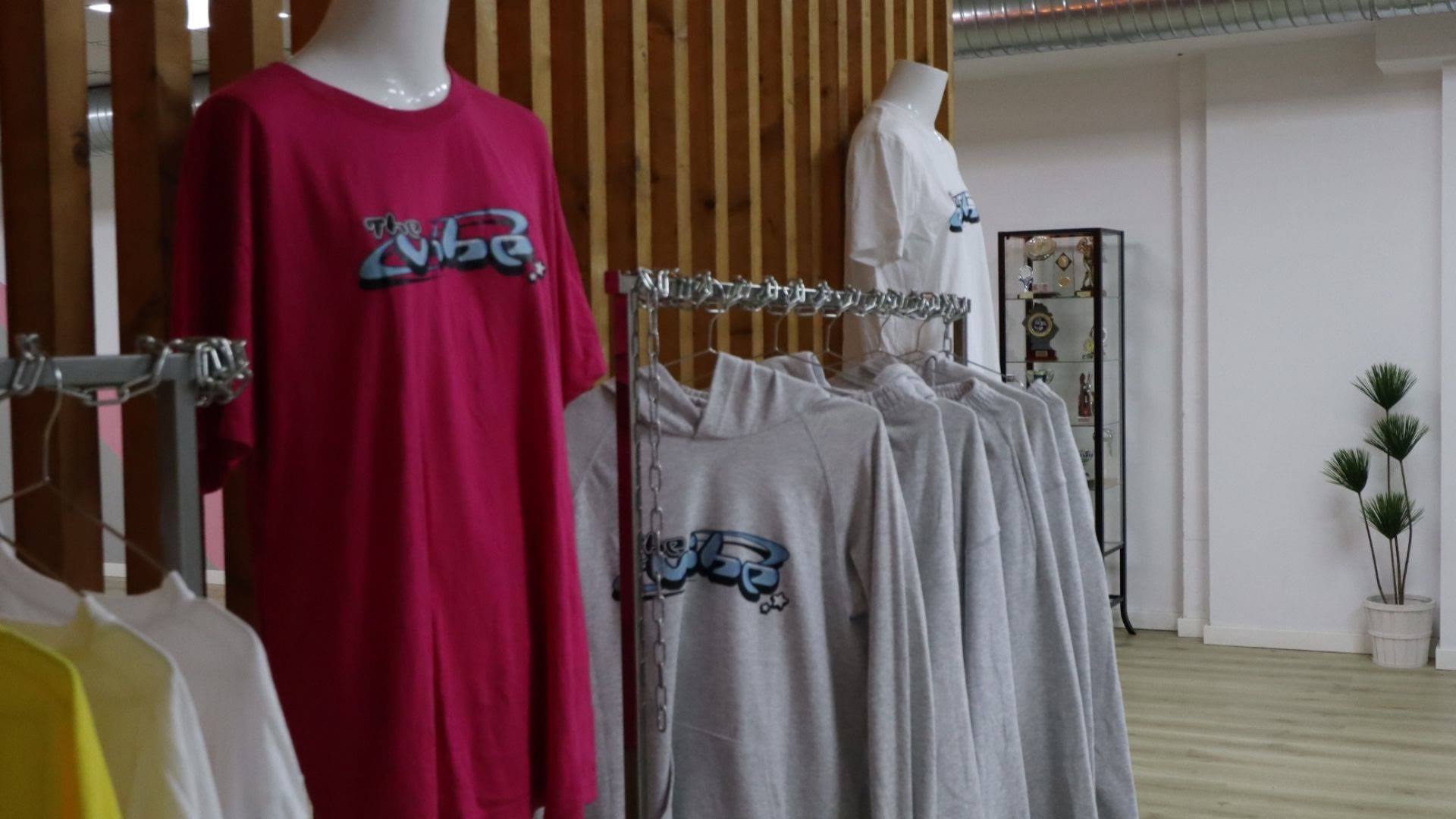 Ropa de la marca The Vibe expuesta en la tienda del estudio