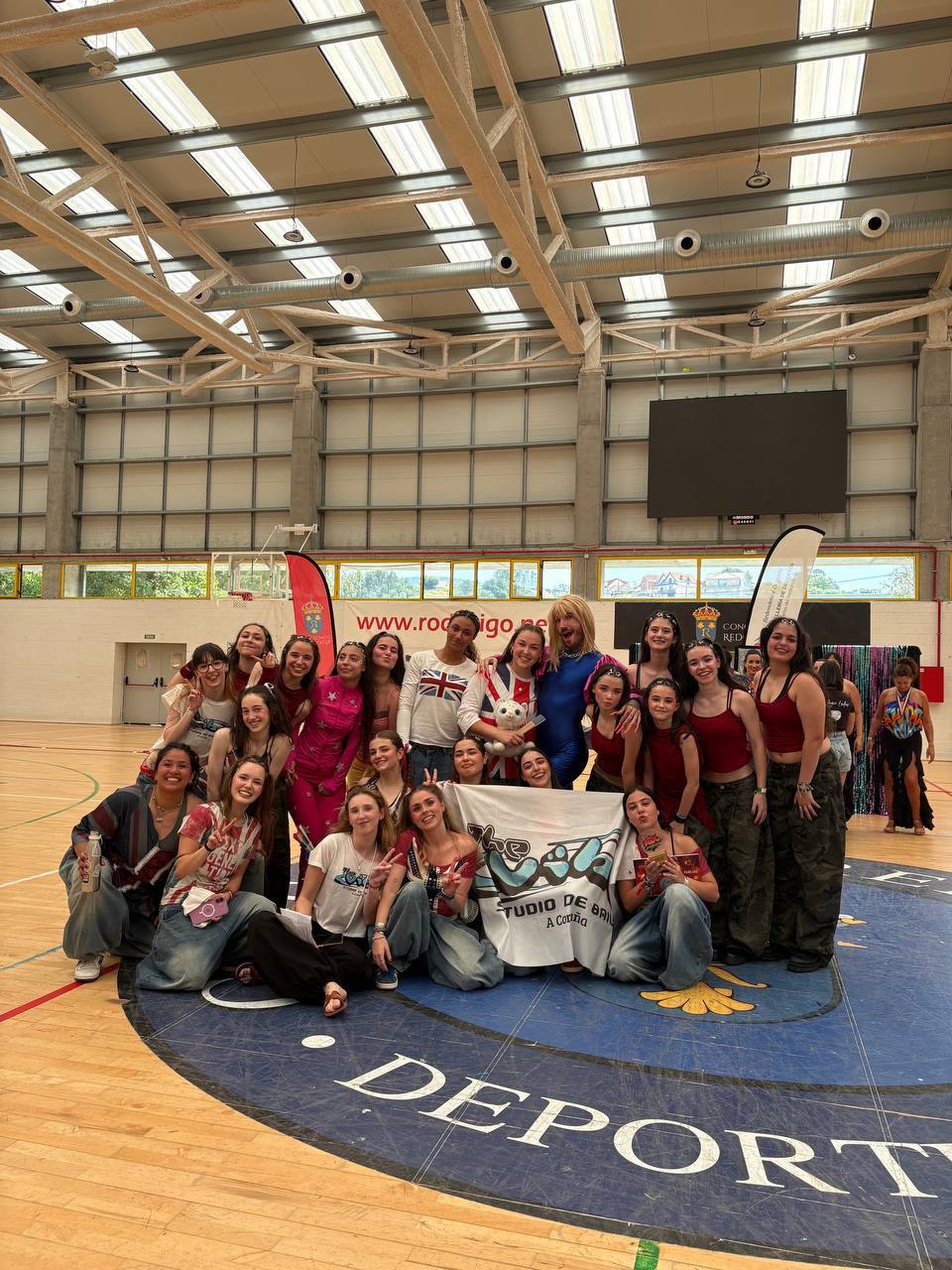 Equipo de The Vibe en un pabellón deportivo tras competir