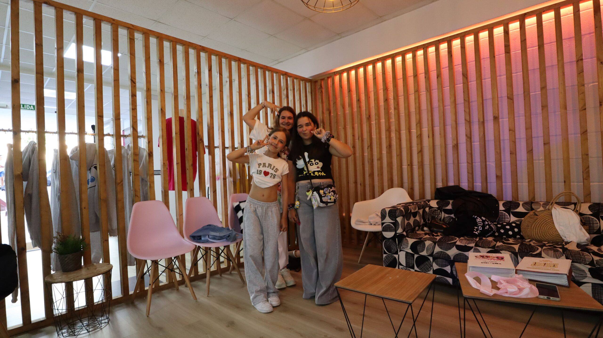 Alumnas posando en la zona común del estudio